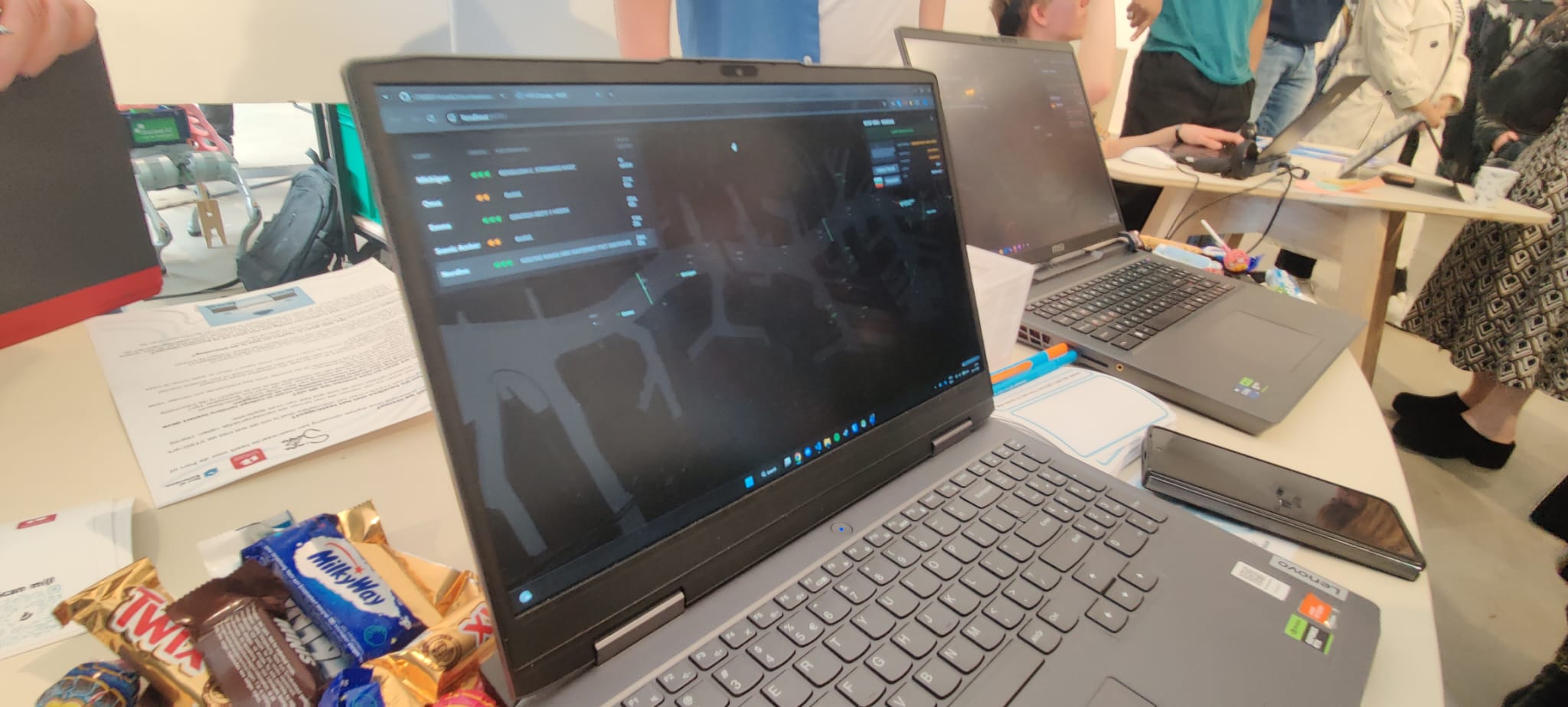 Foto van onze twee-laptop opstelling tijdens het Smart & Social Fest.